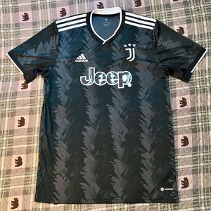 Juventus 2022/2023 away jersey